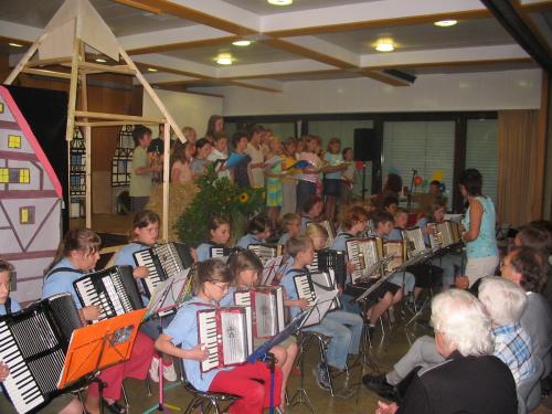 Schlerorchester in Aktion zusammen mit dem Schulchor