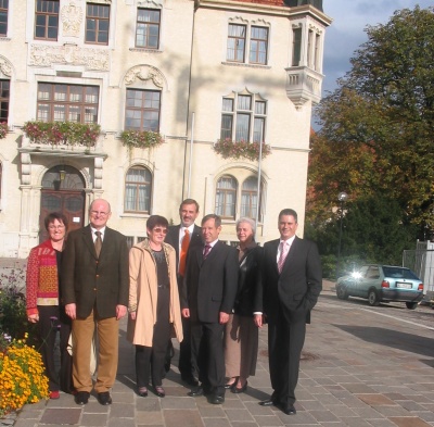 Die HVG-Delegation vor dem Trossinger Rathaus