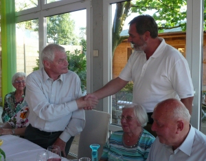 Siegfried Gro gratuliert Hermann Lebherz. Vorne rechts Ehrenmitglied Egen Blessing.