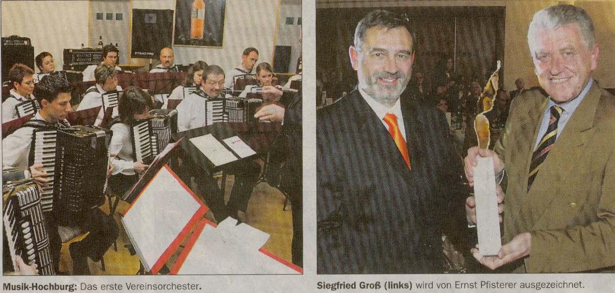 Musikhochburg: Das erste Vereinsorchester       Siegfried Gro (links) wird von Ernst Pfister ausgezeichnet.