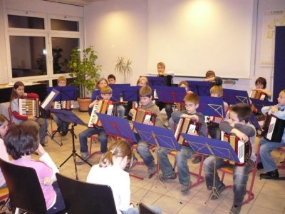 Hochkonzentriert beim allerersten Vorspiel: die Teilnehmer der Akkordeon-AG an der Schule an der Bottwar